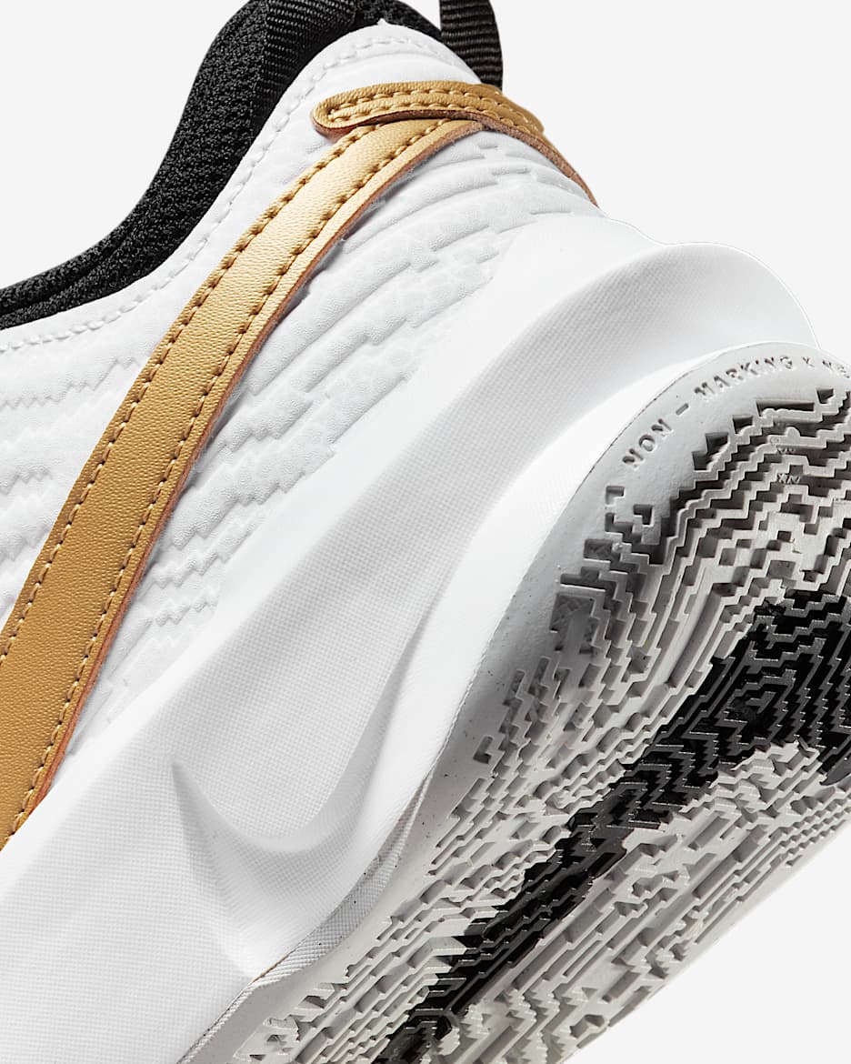 Nike team hustle white on sale